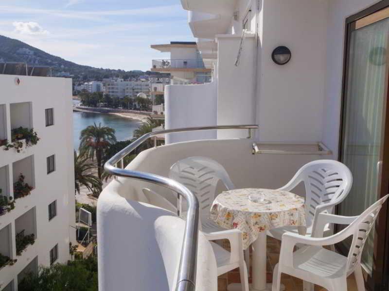Apartamentos Bon Lloc Santa Eularia des Riu Bagian luar foto