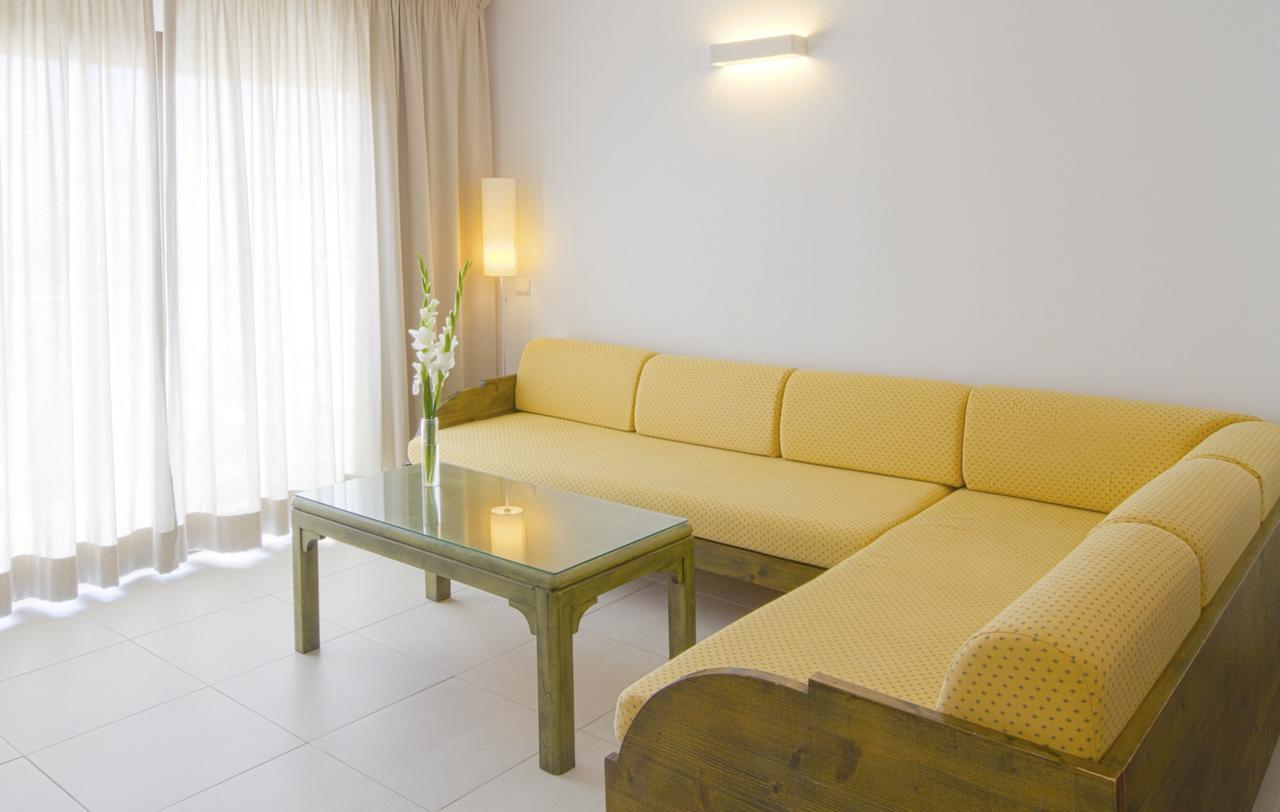 Apartamentos Bon Lloc Santa Eularia des Riu Bagian luar foto