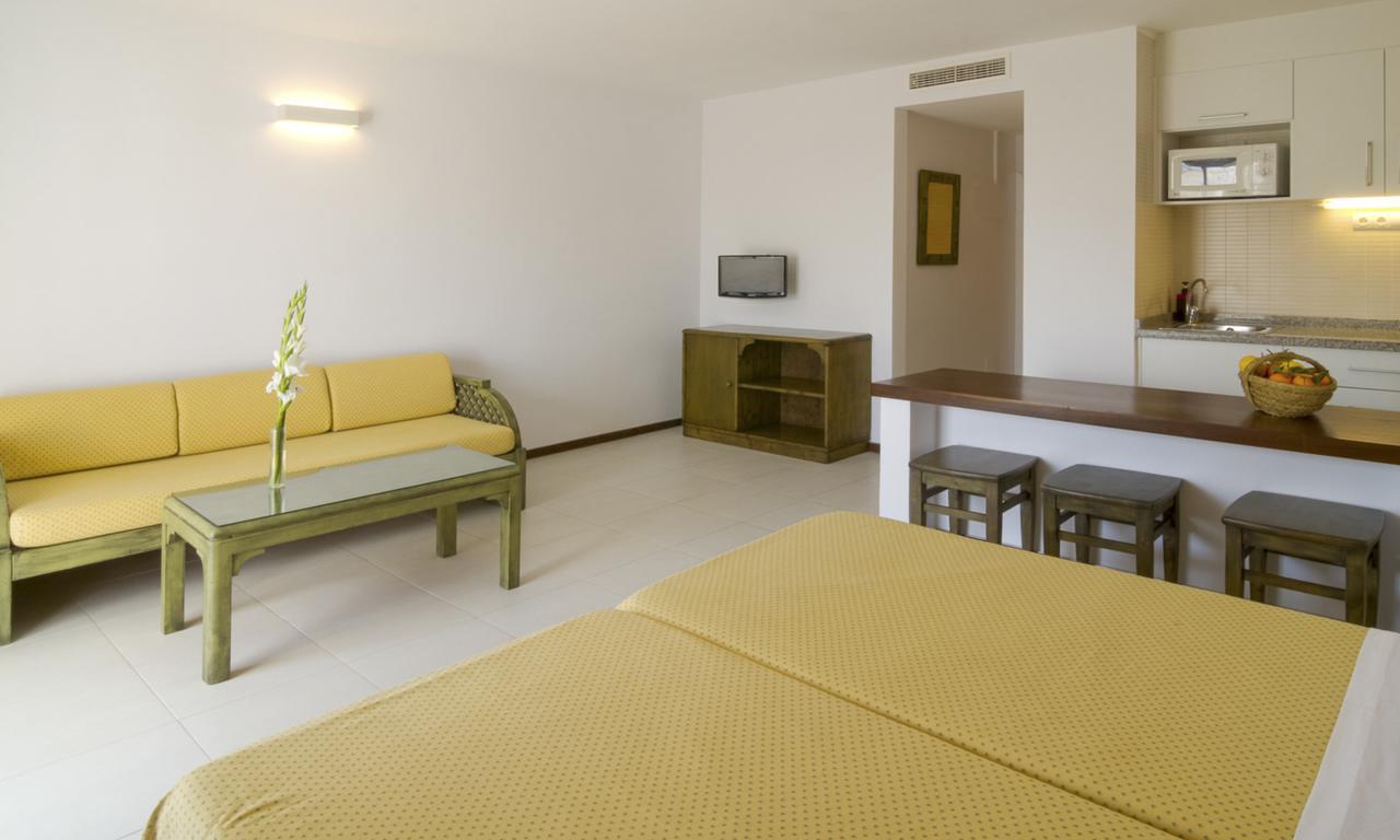 Apartamentos Bon Lloc Santa Eularia des Riu Bagian luar foto