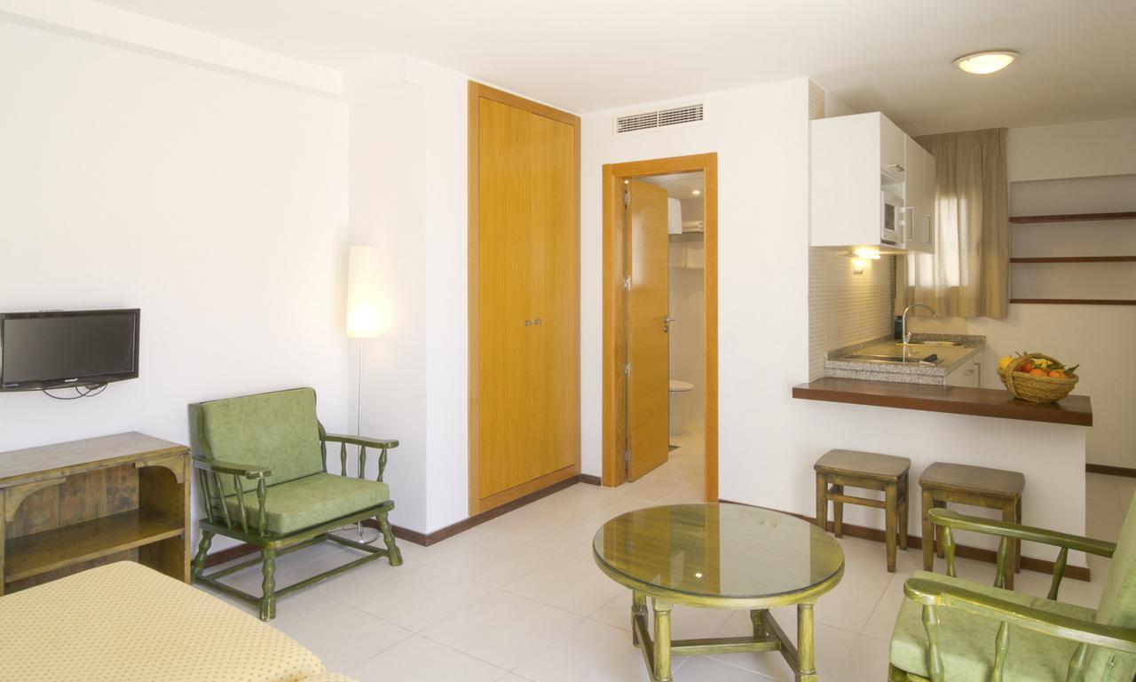 Apartamentos Bon Lloc Santa Eularia des Riu Bagian luar foto