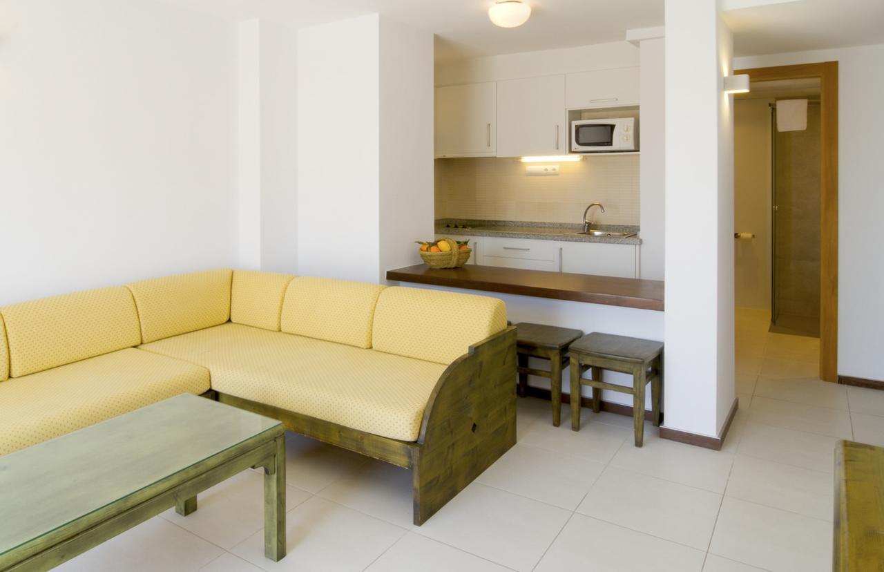 Apartamentos Bon Lloc Santa Eularia des Riu Bagian luar foto