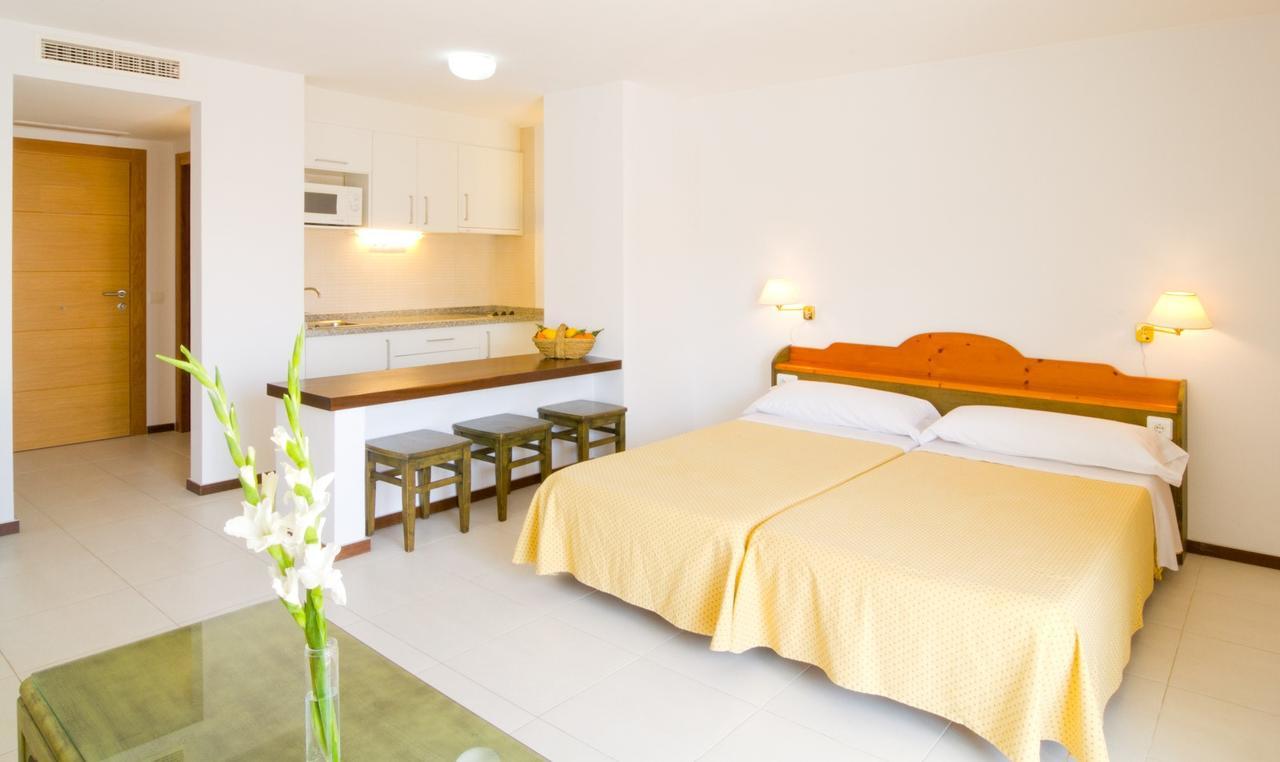 Apartamentos Bon Lloc Santa Eularia des Riu Bagian luar foto