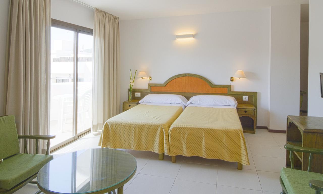 Apartamentos Bon Lloc Santa Eularia des Riu Bagian luar foto