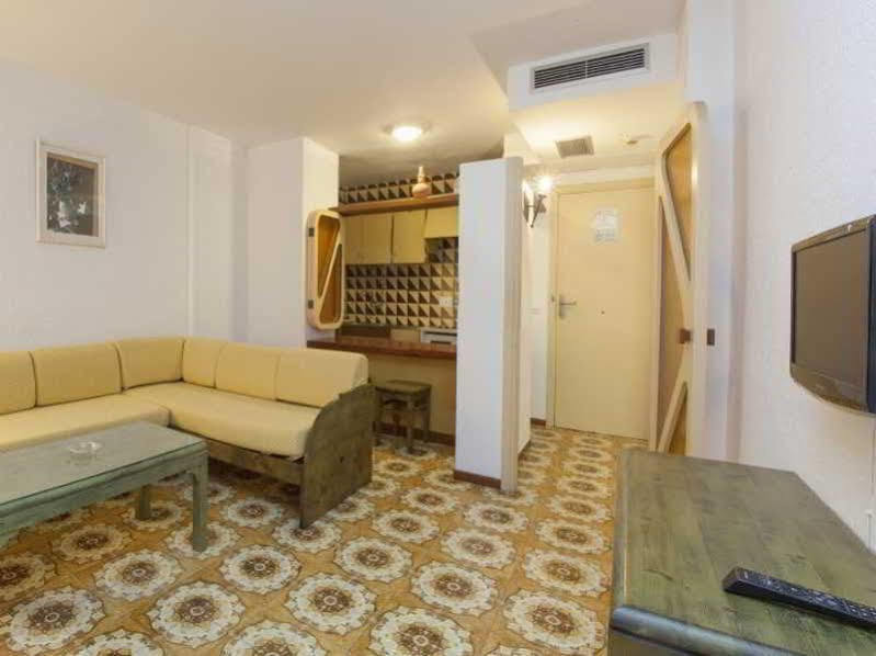 Apartamentos Bon Lloc Santa Eularia des Riu Bagian luar foto