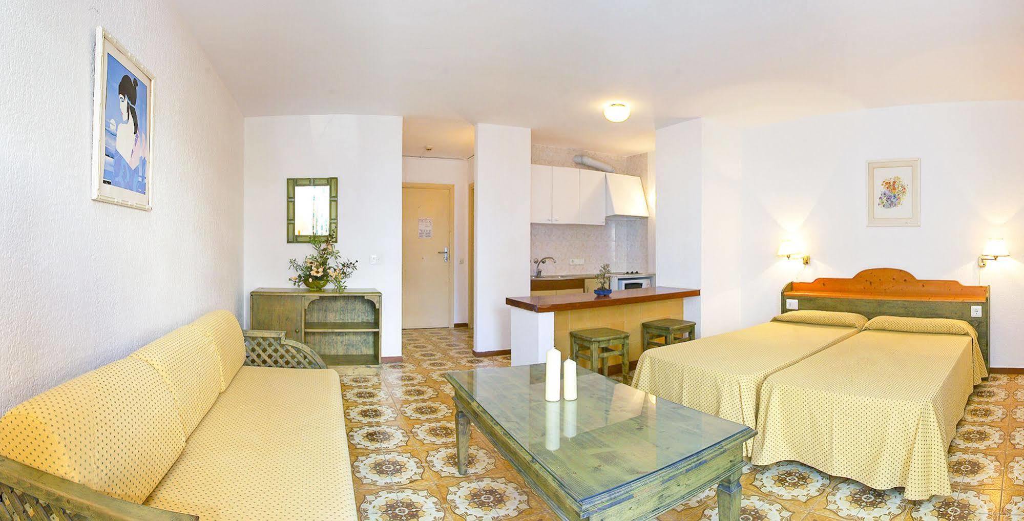 Apartamentos Bon Lloc Santa Eularia des Riu Bagian luar foto