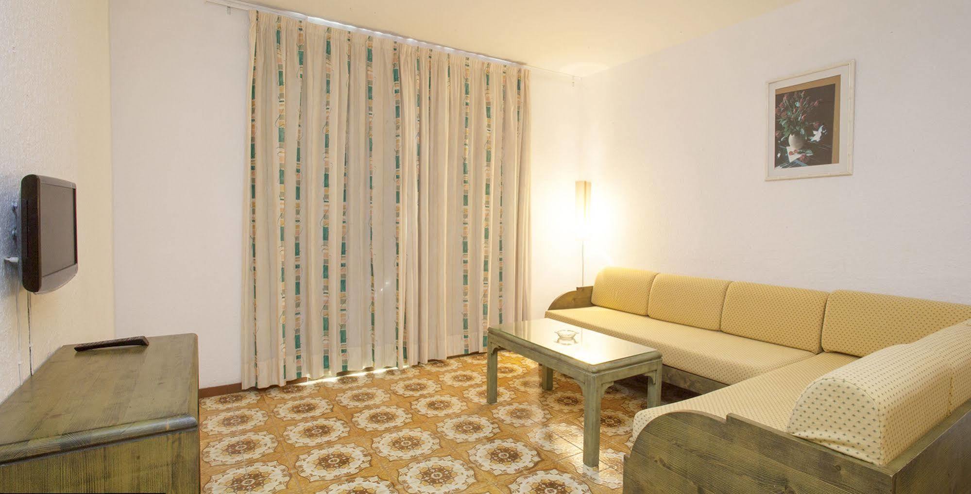 Apartamentos Bon Lloc Santa Eularia des Riu Bagian luar foto