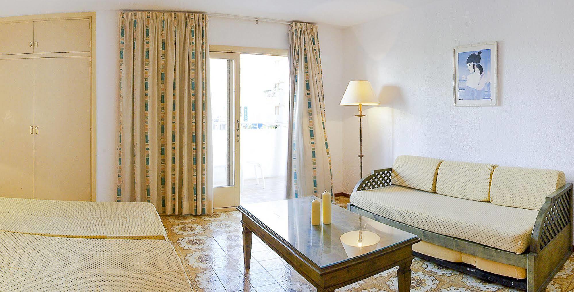 Apartamentos Bon Lloc Santa Eularia des Riu Bagian luar foto
