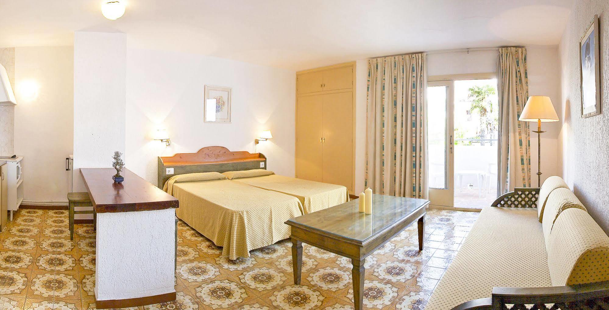 Apartamentos Bon Lloc Santa Eularia des Riu Bagian luar foto