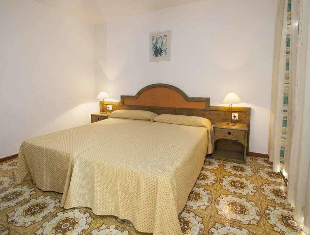 Apartamentos Bon Lloc Santa Eularia des Riu Bagian luar foto