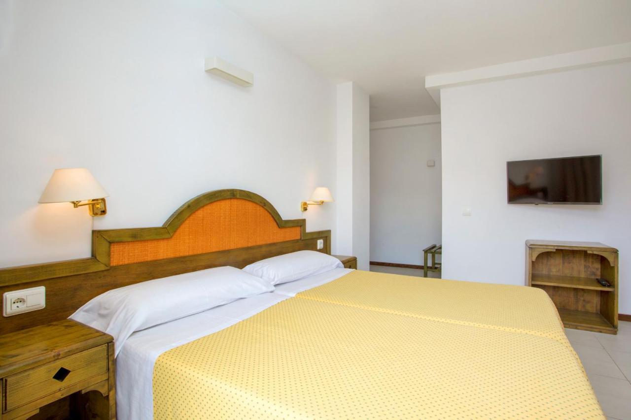 Apartamentos Bon Lloc Santa Eularia des Riu Bagian luar foto