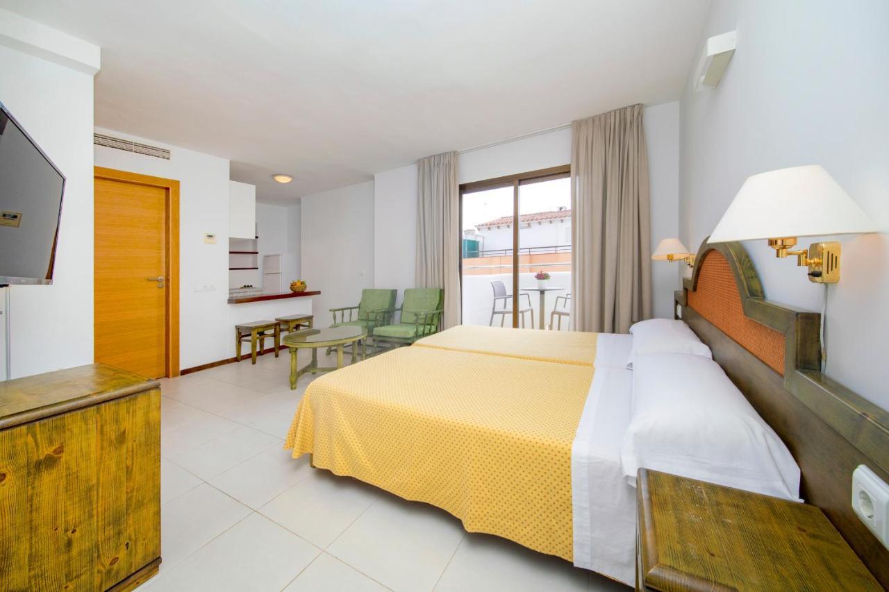 Apartamentos Bon Lloc Santa Eularia des Riu Bagian luar foto