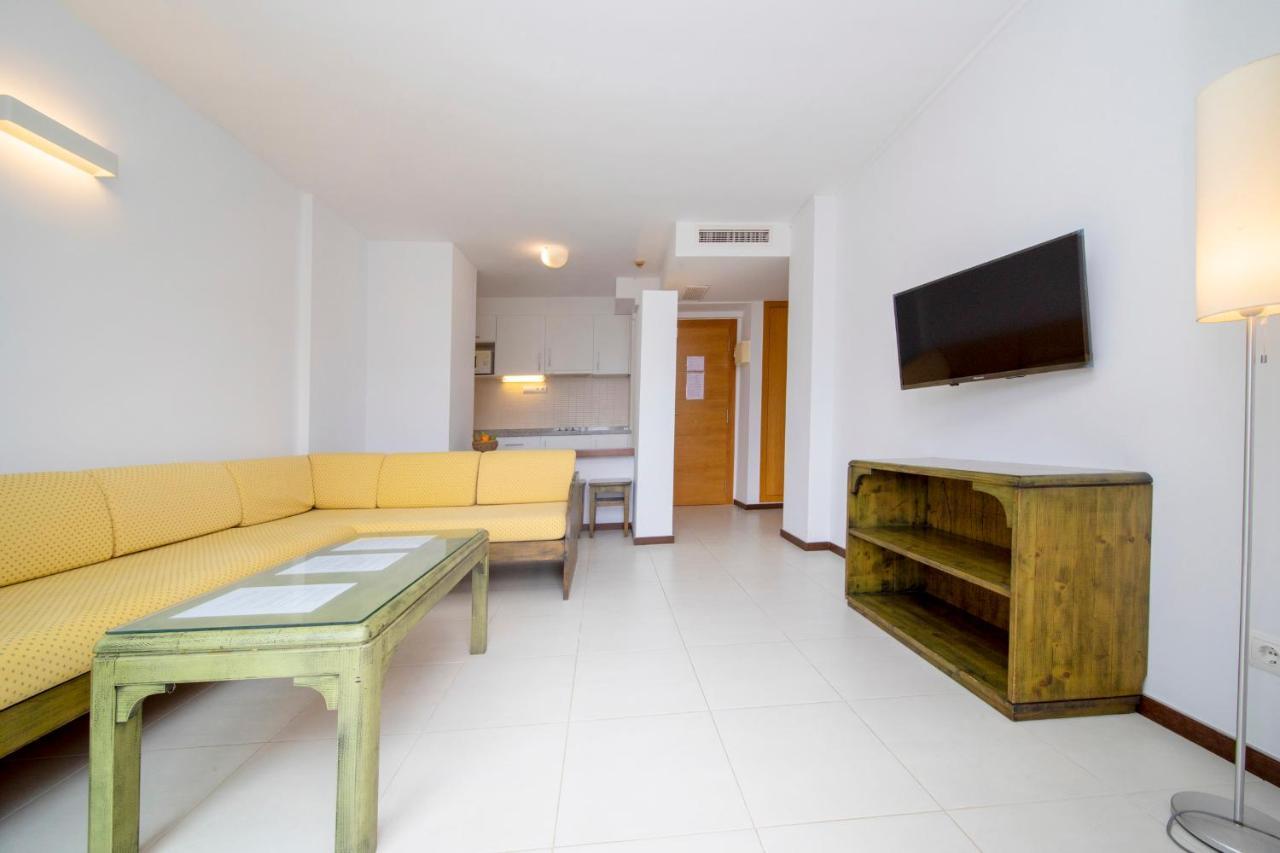 Apartamentos Bon Lloc Santa Eularia des Riu Bagian luar foto