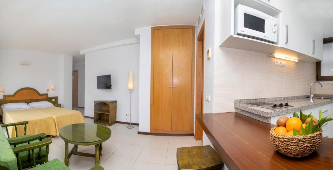 Apartamentos Bon Lloc Santa Eularia des Riu Bagian luar foto