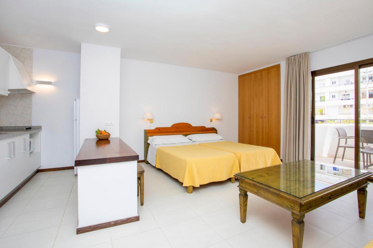 Apartamentos Bon Lloc Santa Eularia des Riu Bagian luar foto